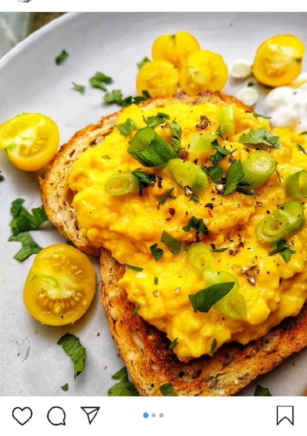 Kiaušiniai: Aštrus skreblis su kurkuma